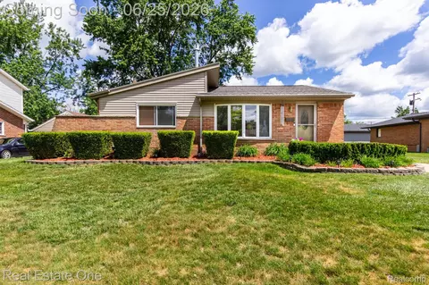 220 Winry Dr, Rochester Hills, MI 48307