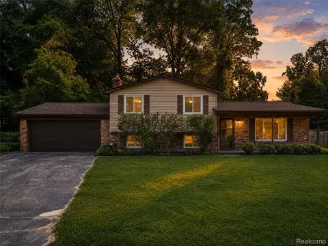 2479 Anchor Bay Ln, West Bloomfield, MI 48324