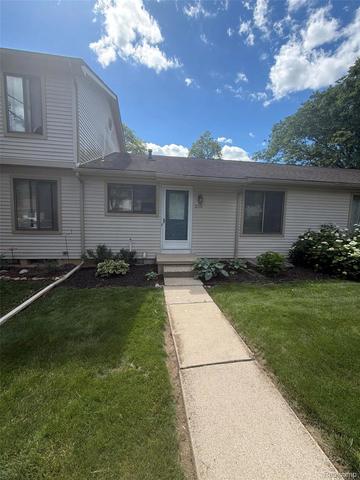 2118 Blue Lac Dr, Meridian, MI 48840