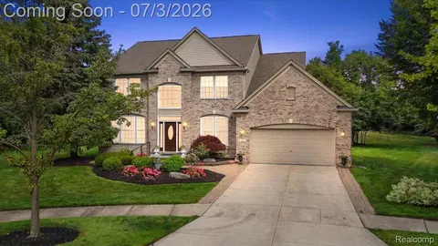 376 Bracken Ct, Troy, MI 48098