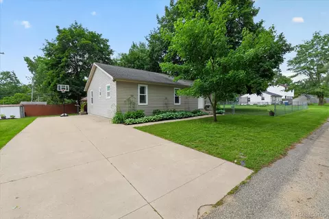 9115 Maplewood Dr, White Lake, MI 48386