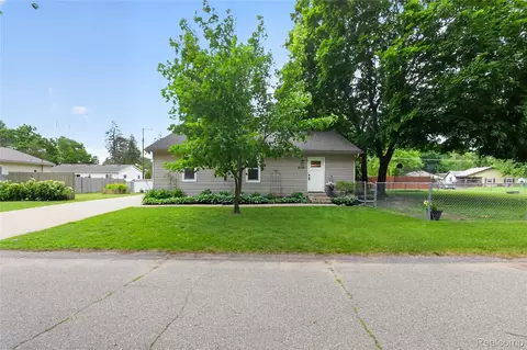 9115 Maplewood Dr, White Lake, MI 48386