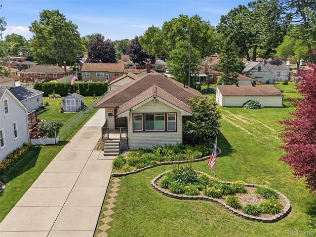 22620 Lake Blvd, Saint Clair Shores, MI 48082