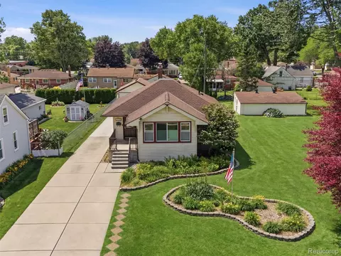 22620 Lake Blvd, Saint Clair Shores, MI 48082