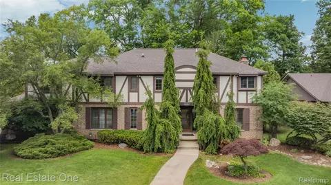 2250 Bloomfield Woods Ct, West Bloomfield, MI 48323