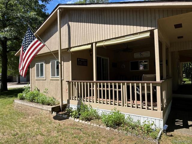 5680 Oakridge Dr, Caseville, MI 48725