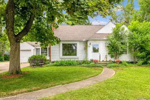2784 Chadwick Dr, Waterford, MI 48328