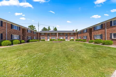31831 Grand River Ave #86, Farmington, MI 48336