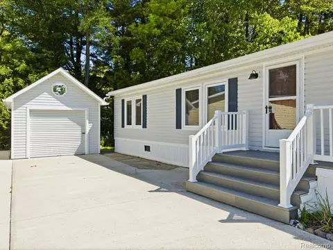 Exterior - 2545 Lakeshore Rd, Applegate, MI 48401 photo 4 of 10