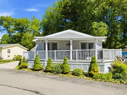 Exterior - 2545 Lakeshore Rd, Applegate, MI 48401 photo 3 of 10