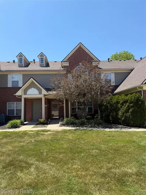 27345 Hidden Oaks Dr, Brownstown, MI 48183