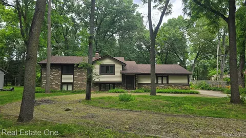 8950 Wise Rd, Commerce, MI 48382