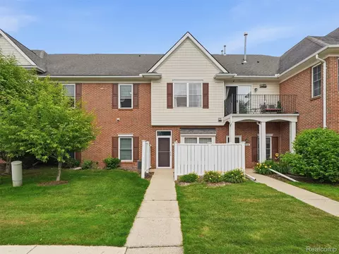 2858 Cottonwood Dr UNIT B, Waterford, MI 48328