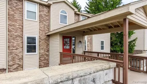 5060 Harbor Oak Dr #49, Waterford, MI 48329