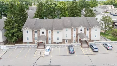 5060 Harbor Oak Dr #49, Waterford, MI 48329