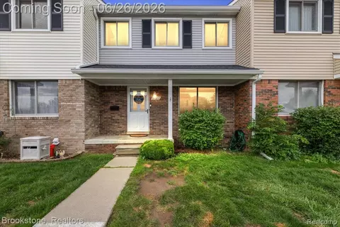 37077 Brynford Dr, Clinton Township, MI 48036