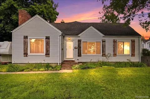 37 Ensley St, Oxford, MI 48371