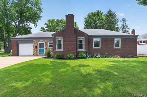 1215 Goddard St, Wyandotte, MI 48192