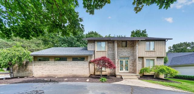6153 Pickwood Dr, West Bloomfield, MI 48322