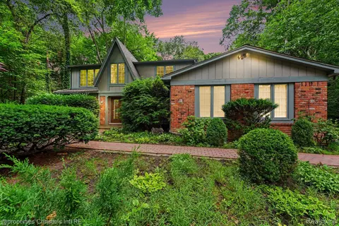 393 Eckford Cir, Troy, MI 48085