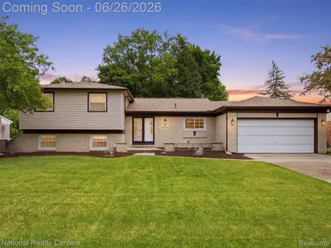 17418 Country Club Dr, Livonia, MI 48152