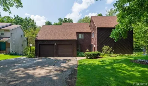 279 Fairway Ct, Plainwell, MI 49080