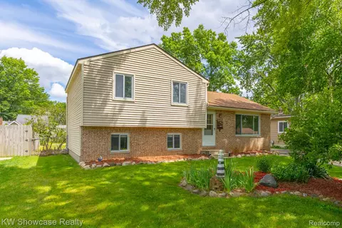 3412 W Clarice Ave, Highland, MI 48356