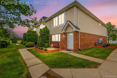 29760 Beverly Ln #32, Chesterfield, MI 48047