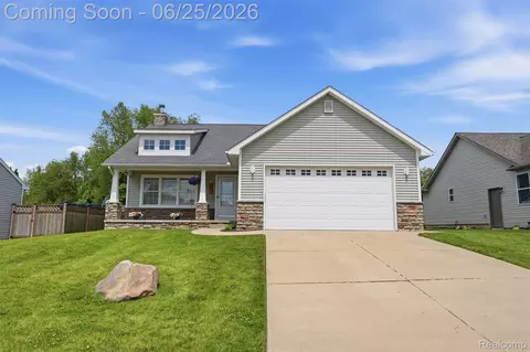 3477 Amber Oaks Dr, Howell, MI 48855