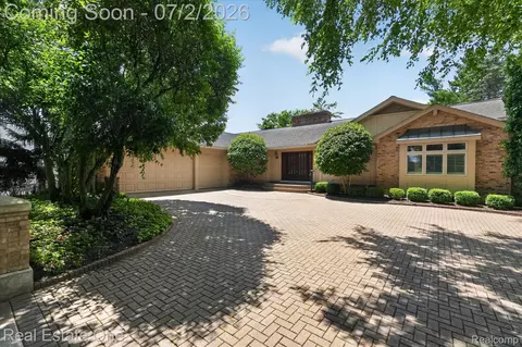 5161 Ledgewood Dr, Commerce, MI 48382