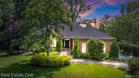 3633 Orion Oaks Dr, Orion, MI 48360