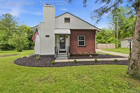18905 Maplewood St, Livonia, MI 48152