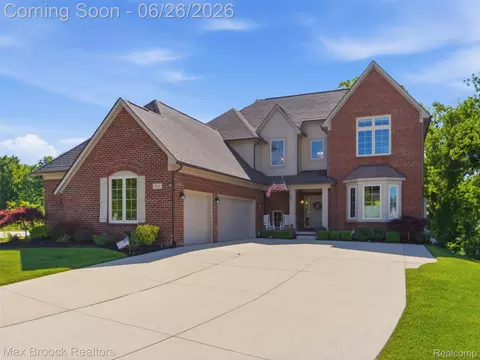 583 Birchcrest Ct, Oakland, MI 48363
