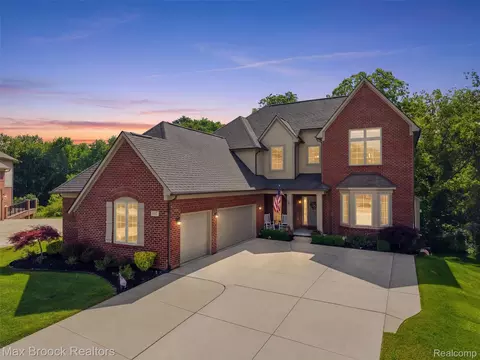 583 Birchcrest Ct, Oakland, MI 48363