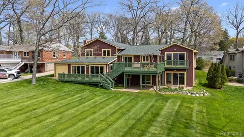 2745 Lari Ct, West Bloomfield, MI 48324