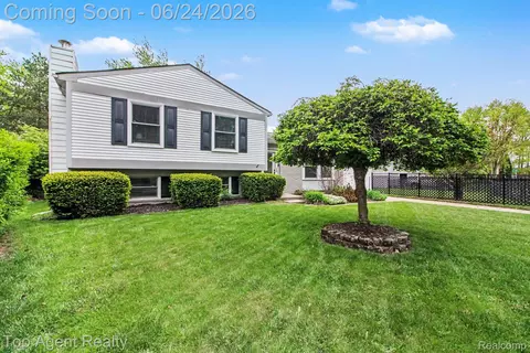 41636 Tetley Dr, Sterling Heights, MI 48313