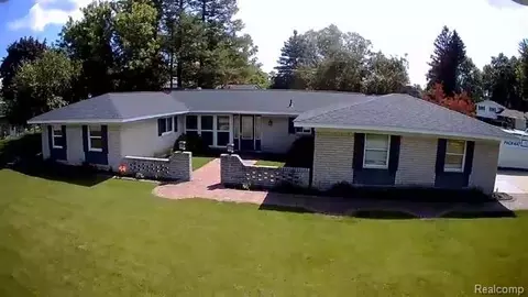 4177 Conne Mara Ln, Waterford, MI 48329