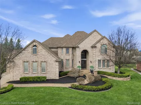 7219 Vista Dr, Shelby Township, MI 48316