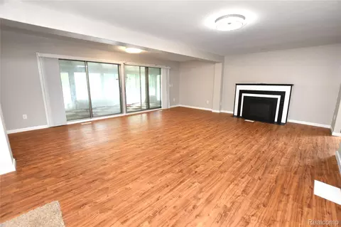 Living - 4047 Mitchell Dr, Flint, MI 48506 photo 2 of 3