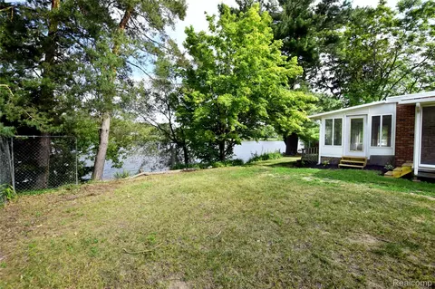 Exterior - 4047 Mitchell Dr, Flint, MI 48506 photo 5 of 5