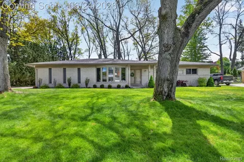 6646 Yarborough Dr, Shelby Township, MI 48316