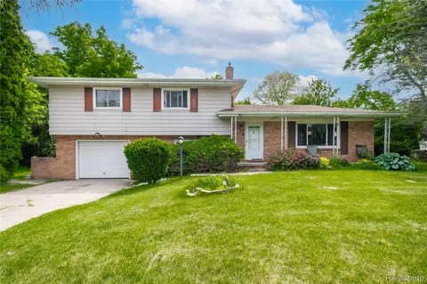 6395 Tanglewood Ln, Grand Blanc, MI 48439
