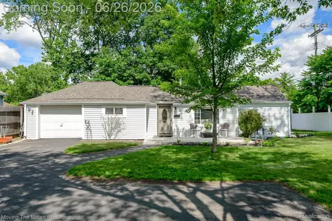 30 Wexford Ave, Belleville, MI 48111