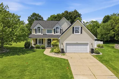 11673 Orchardview Dr, Fenton, MI 48430