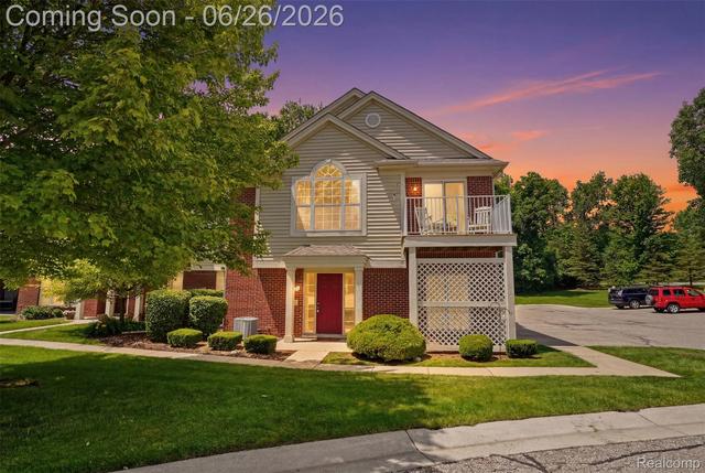 1668 Deepwood Cir, Rochester, MI 48307
