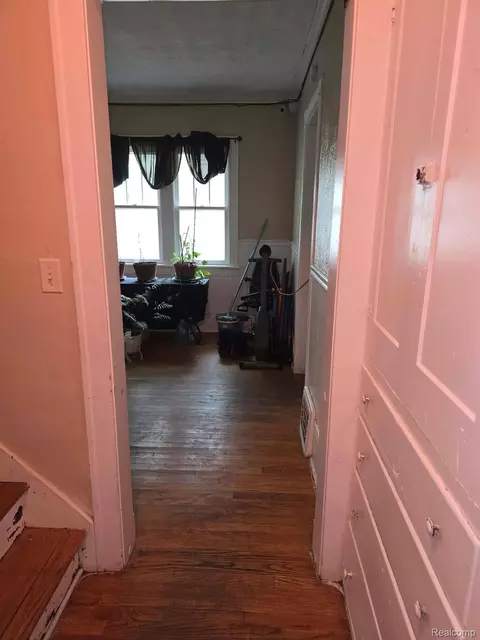 Entry Way - 802 Marquette St, Flint, MI 48504 photo 1 of 2