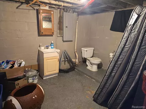 Bath - 802 Marquette St, Flint, MI 48504 photo 2 of 2