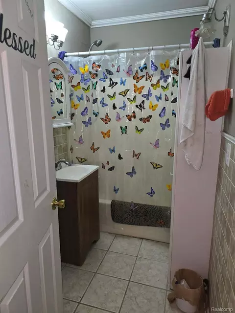 Bath - 802 Marquette St, Flint, MI 48504 photo 1 of 2