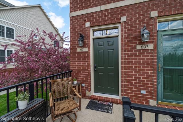 601 Village Ln, Milford, MI 48381