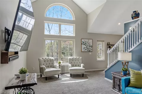 601 Village Ln, Milford, MI 48381